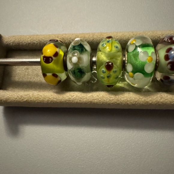 New Trollbeads 7 unique yellow/green glass beads including 3 turtles - Picture 2 of 4